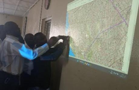 Participatieve karteringsworkshop voor de cartografische afbakening van de administratieve grenzen van de stad Goma, D.R. Congo. (Photo (c) IGC Nord-Kivu / MRAC, 2022)