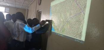 Participatieve karteringsworkshop voor de cartografische afbakening van de administratieve grenzen van de stad Goma, D.R. Congo. (Photo (c) IGC Nord-Kivu / MRAC, 2022)